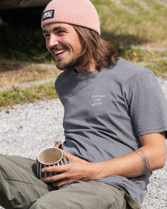 Was gibt es besseres als Coffe & Waves ? Trage deine Leidenschaft nach außen mit unsrem brandneuen Shirt aus organischer Bio Baumwolle.