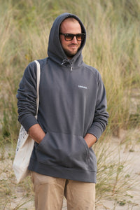 Lässiger allday - Hoodie für Strandtage. Raus aus den Wellen und rein in den Hoodie. Er hält dich nicht nur warm, sondern ist auch nachhaltig gefertigt.