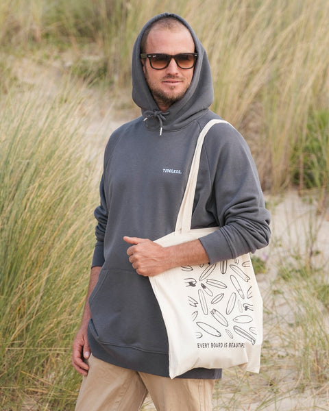 Lässiger allday - Hoodie für Strandtage. Raus aus den Wellen und rein in den Hoodie. Er hält dich nicht nur warm, sondern ist auch nachhaltig gefertigt.